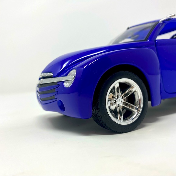 Chevrolet SSR 1:18 Scale Diecast by Maisto - Picture 7 of 13